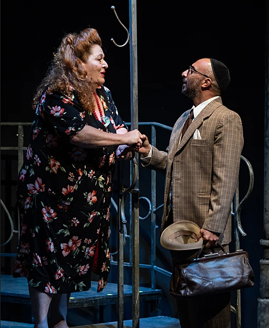 לואי נופי ואסתי זקהיים מתוך ההצגה "כל החיים לפניו"