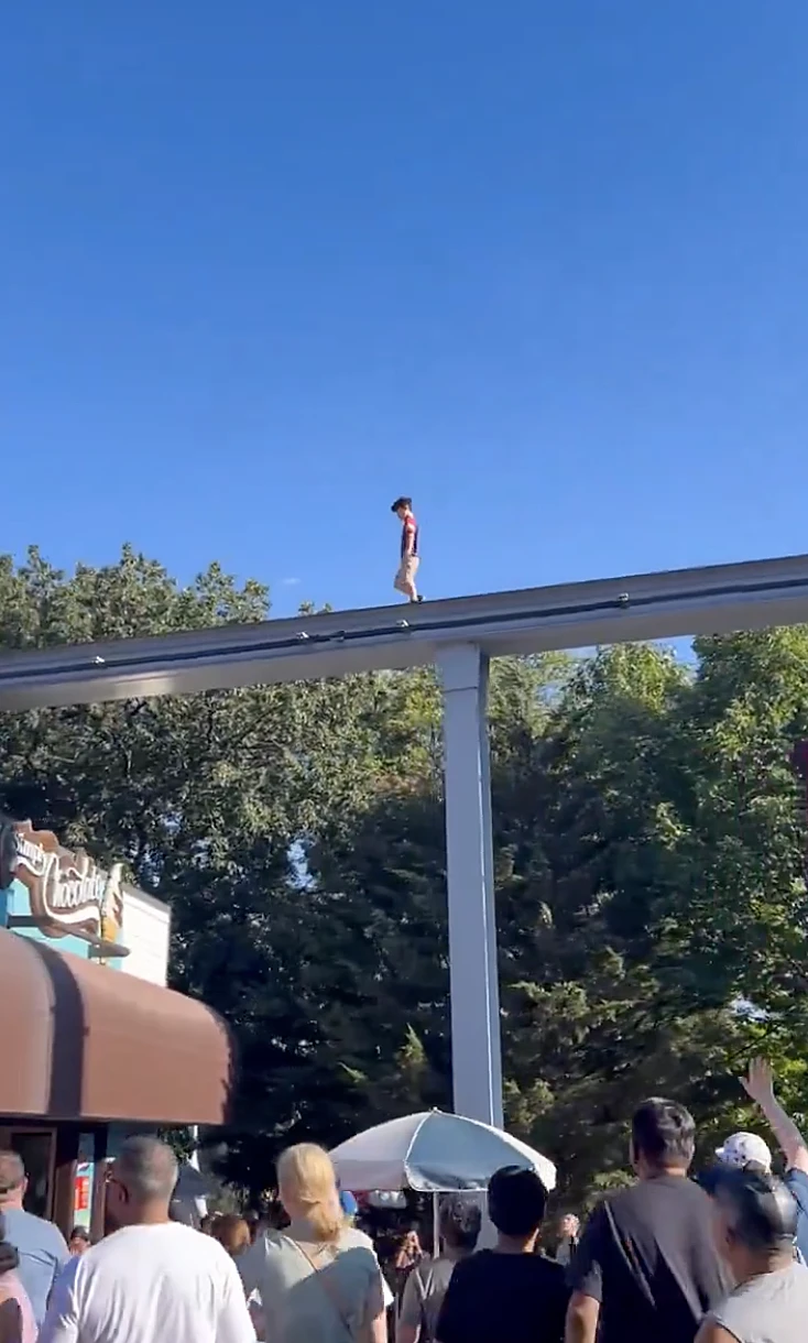 הילד אותר מהלך על המסילה