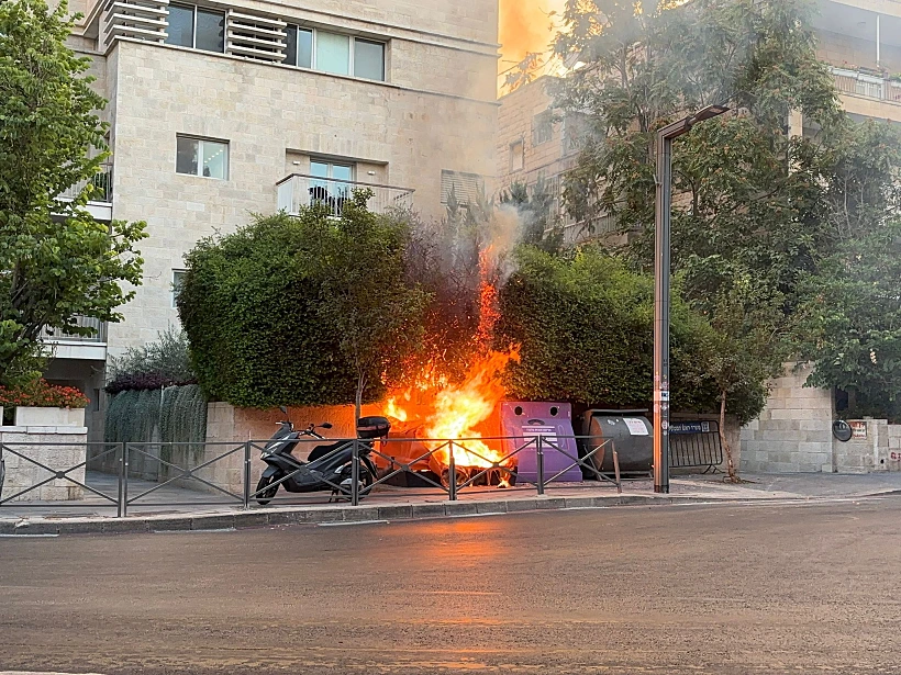 פח שהבעירו פעילים למען החזרת החטופים ליד מעון רה"מ