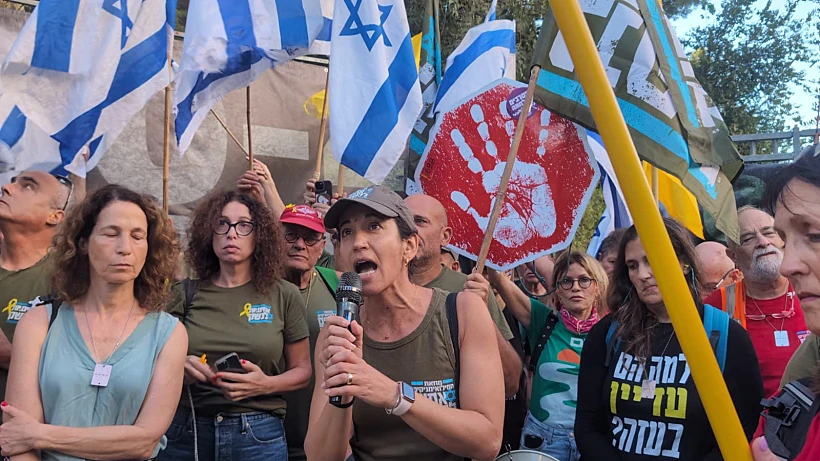 פעילי אחים לנשק מול בית השר דרמר חטופים