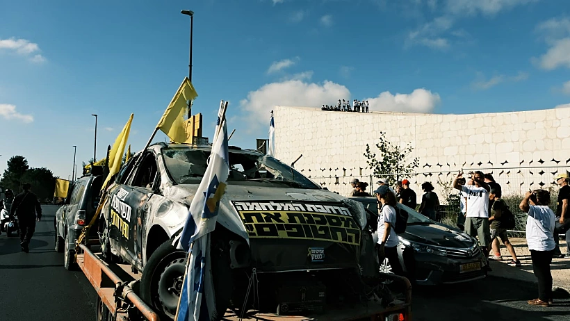 שיירה בירושלים עם רכבים שרופים ממסיבת הנובה חטופים