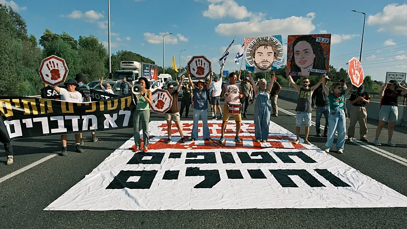 מפגינים למען השבת החטופים חוסמים את כביש 1
