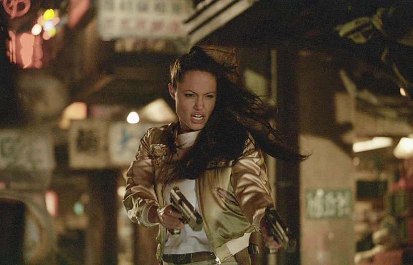 אנג'לינה ג'ולי ב"טומב ריידר 2: סוד החיים"