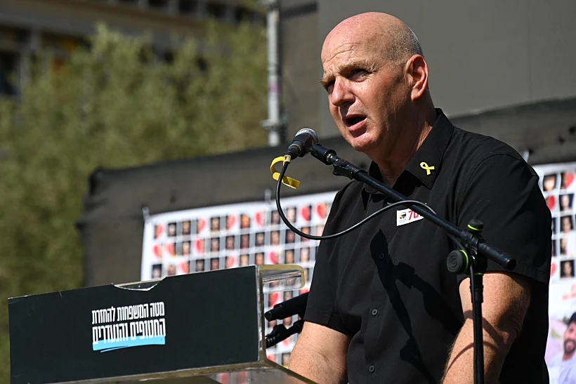 אורי אפשטיין, ראש מועצת שער הנגב, בכיכר החטופים