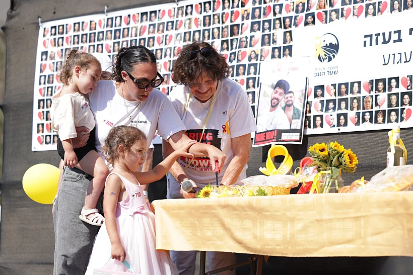 לישי מירן לביא, אשתו של עמרי מירן, מדליקה נרות שבת עם בנותיהם רוני ועלמא