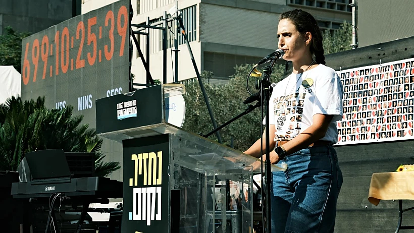 דורון שטיינברכר בקבלת השבת של קהילת שער הנגב ונחל עוז בכיכר החטופים