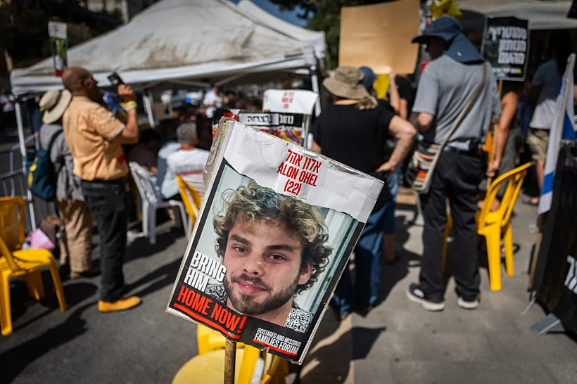תמונתו של אלון אהל בכיכר החטופים