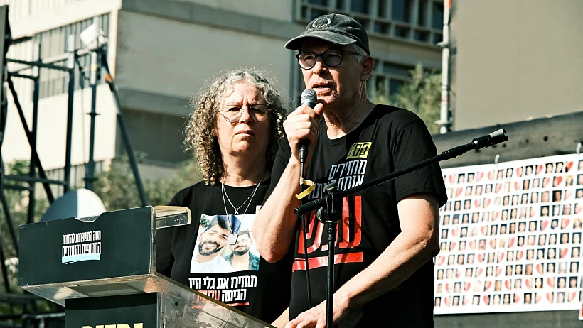 שורדי השבי אביבה וקית' סיגל בקבלת השבת של קהילת שער הנגב ונחל עוז בכיכר החטופים