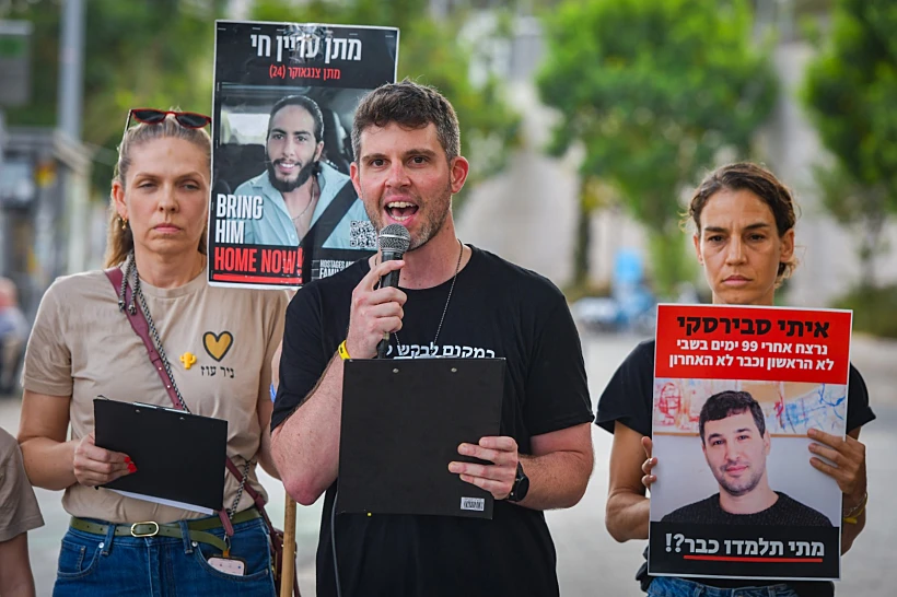 גיל דיקמן, בן דודה של כרמל גת, בהצהרה של משפחות חטופים שיקיריהן נרצחו בשבי