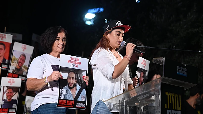 שורדת השבי ובת זוגו של החטוף מתן צנגאוקר, אילנה גריצ'ווסקי, בעצרת בכיכר החטופים בת"א