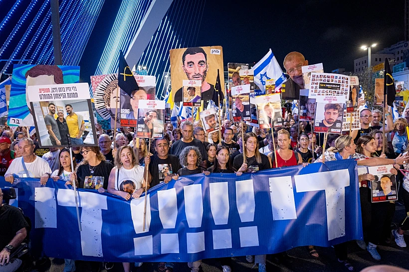 משפחות חטופים ומפגינים בעצרת המרכזית בירושלים