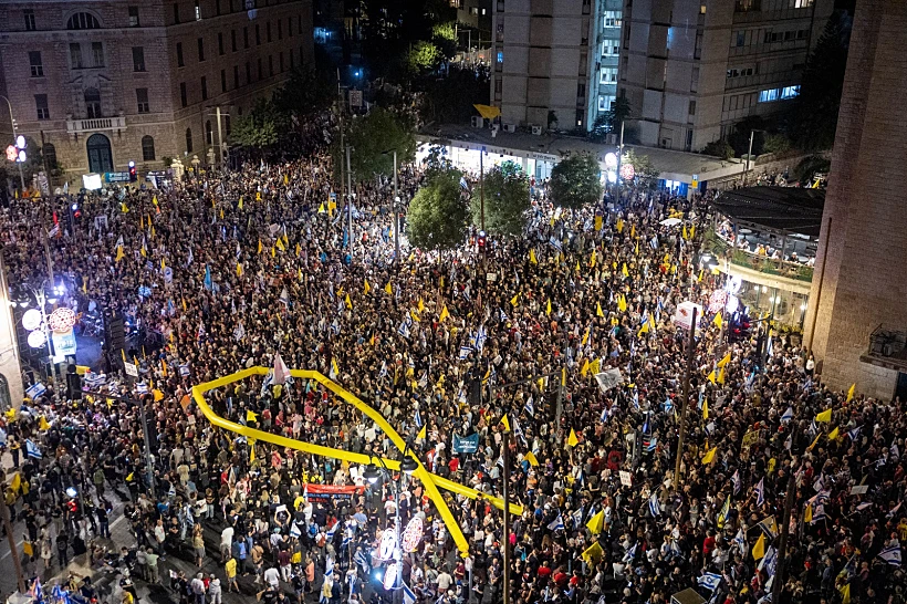 מפגינים למען השבת החטופים בעצרת המרכזית בירושלים