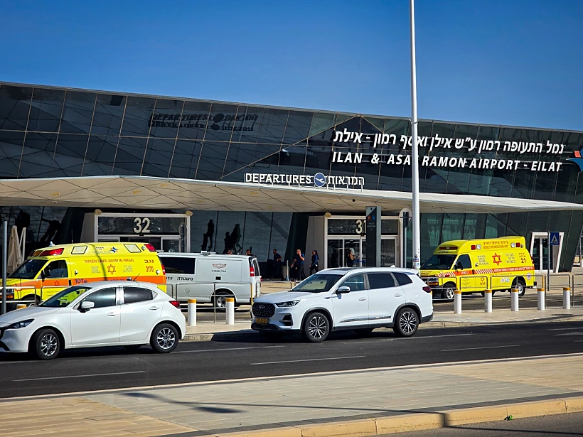 אמבולנסים בשדה התעופה רמון אחרי פגיעת הכטב"ם