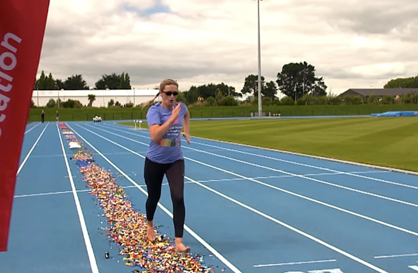 רצה יחפה על קוביות לגו וקבעה שיא עולמי