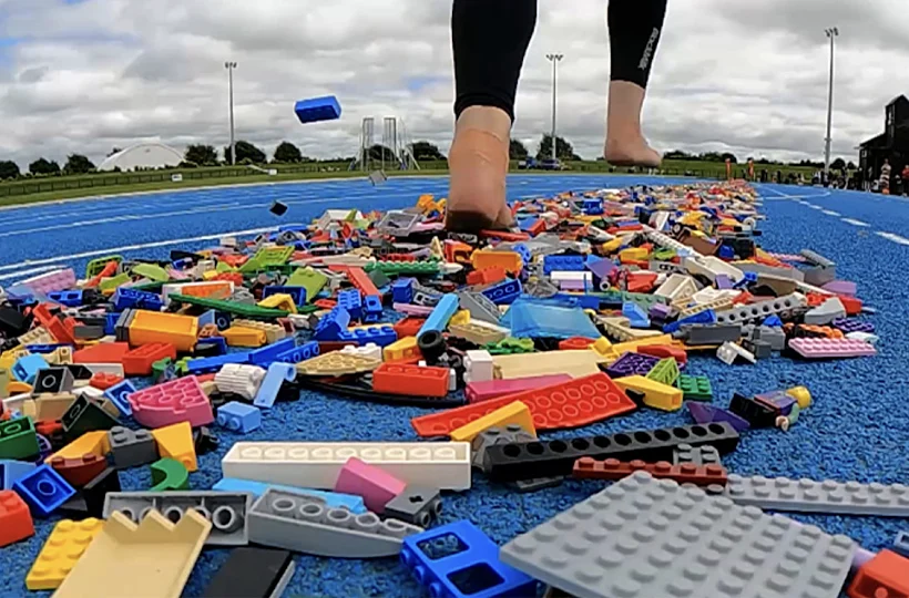 רצה יחפה על קוביות לגו וקבעה שיא עולמי