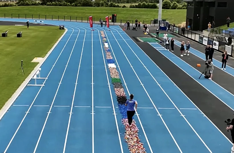 רצה יחפה על קוביות לגו וקבעה שיא עולמי