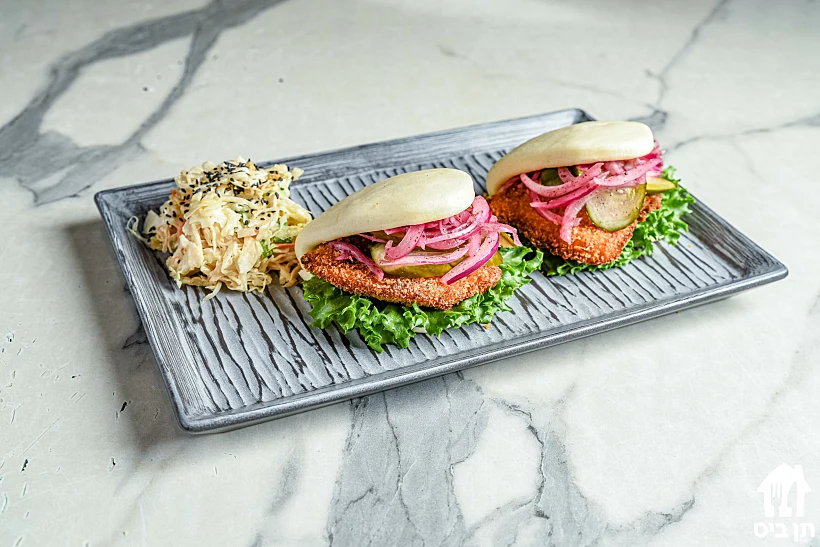 באן קריספי צ'יקן לצד סלט קולסלאו במסעדת סומו