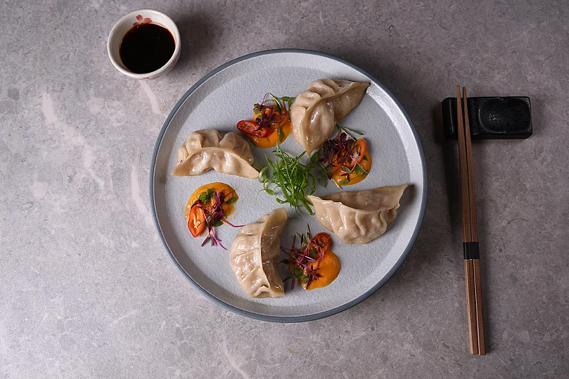 גיוזה במילוי פרגית או בשר מפורק במסעדת סומו