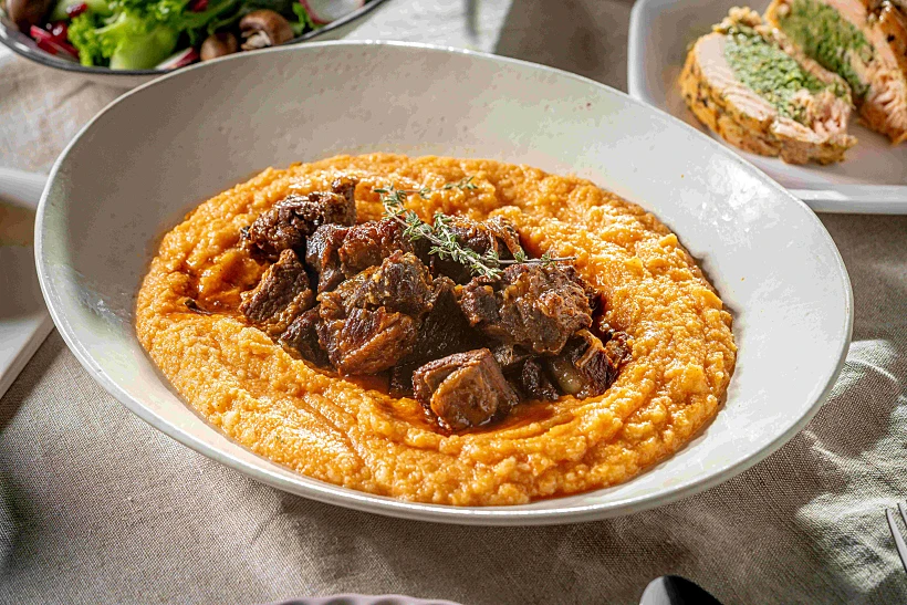 תבשיל בשר בתבלינים חמים על פולנטת דלעת