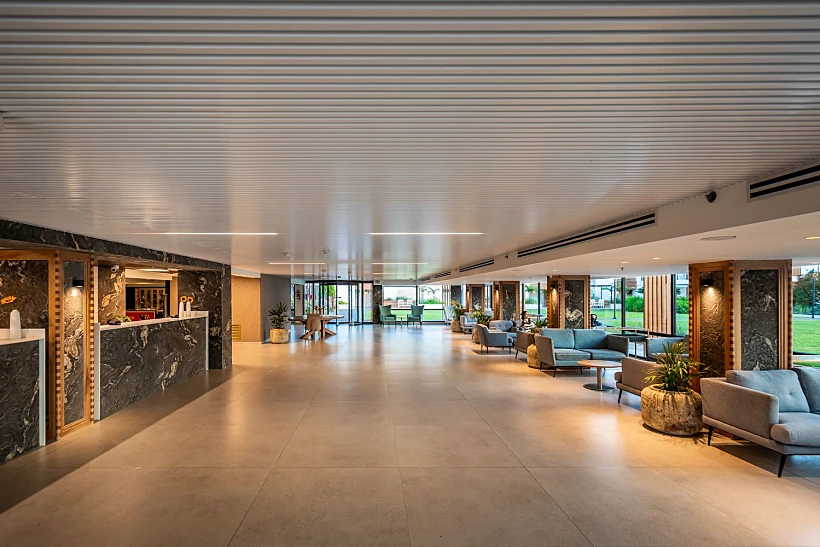 לובי מלון נוף גינוסר על שפת הכנרת