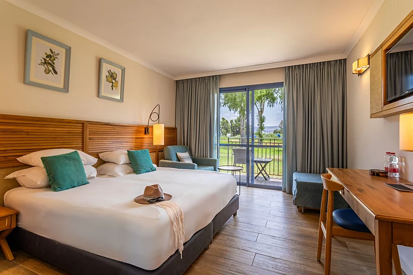 חדרים מרווחים במלון נוף גינוסר על שפת הכנרת