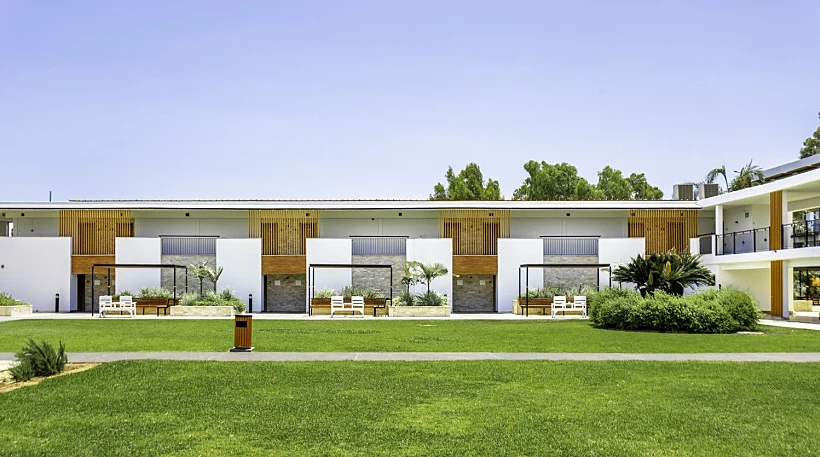 מדשאה במלון נוף גינוסר על שפת הכנרת