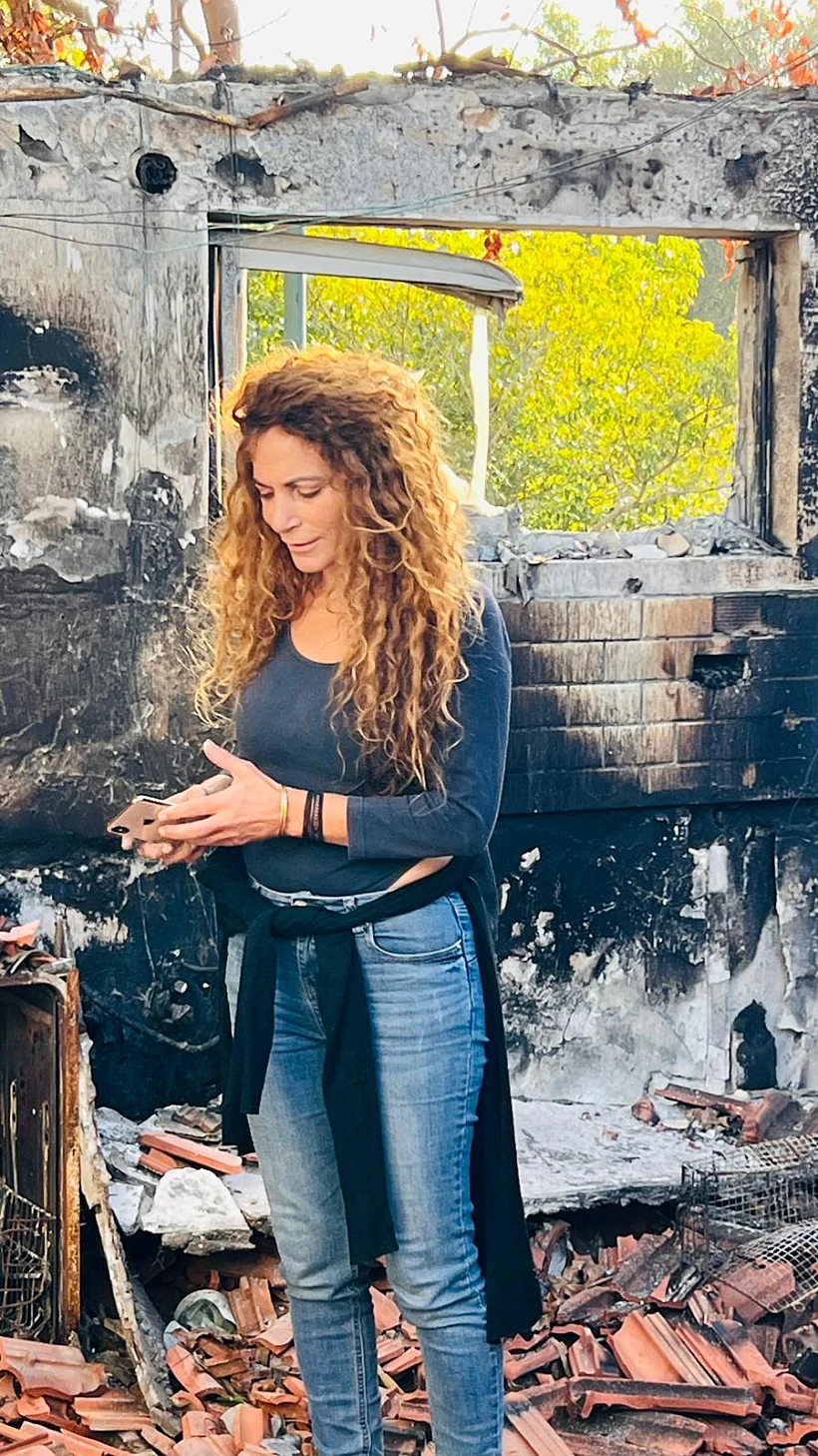 כרמית דבורי בהריסות ביתה שהוחרב ב-7 באוקטובר