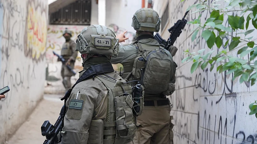 לוחמי מג"ב פושטים על בית המחבל בשועפאט