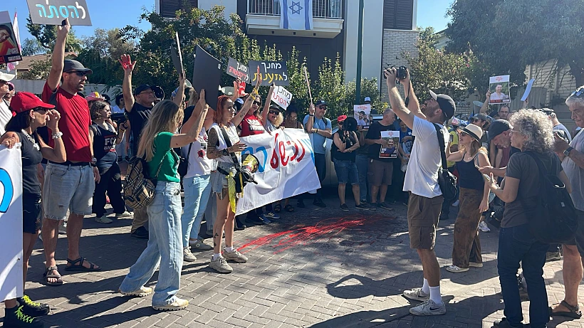 הפגנה למען החזרת החטופים מחוץ לביתו של שר החינוך יואב קיש