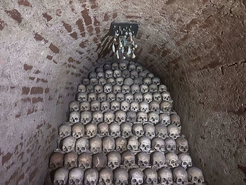 גולגלות במערת העצמות בברנו