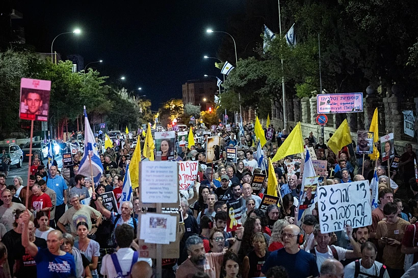 מפגינים למען החטופים בתל אביב