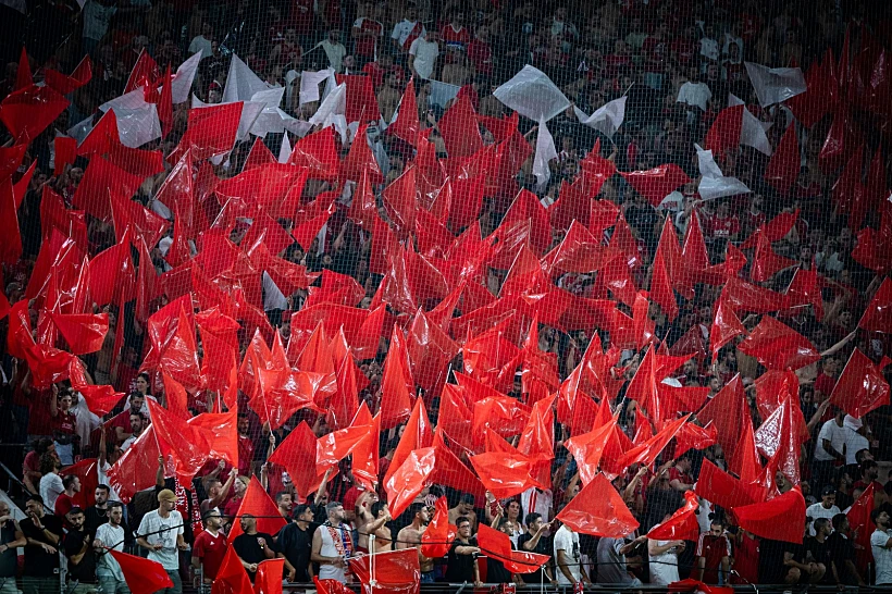 אוהדי הפועל תל אביב באצטדיון בלומפילד