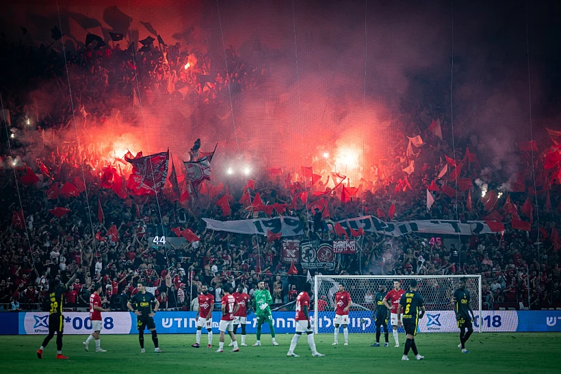 אוהדי הפועל תל אביב באצטדיון בלומפילד