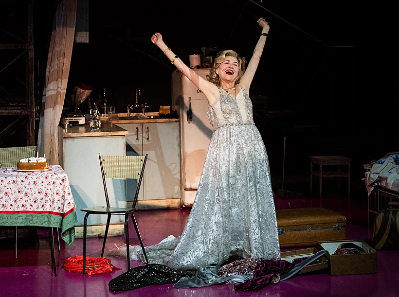 קרן מור ב"חשמלית ושמה תשוקה"