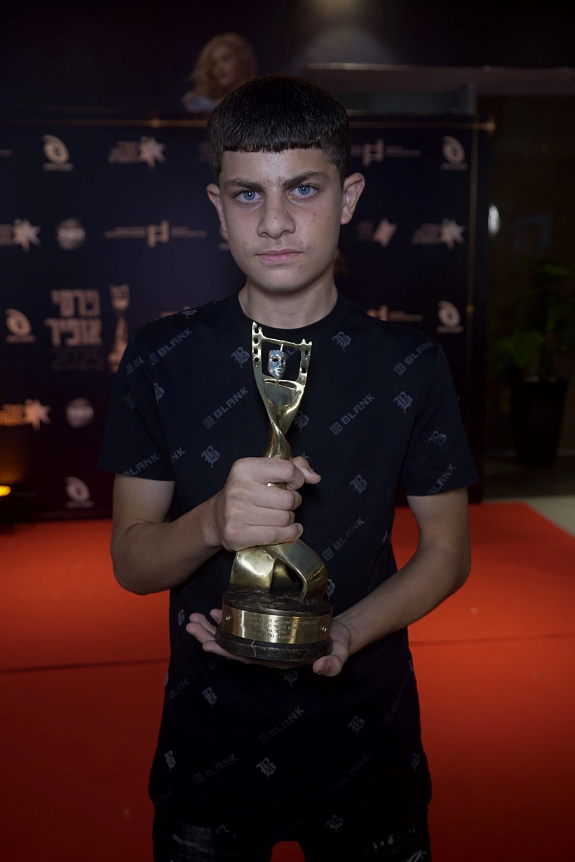 מוחמד גזאווי עם פרס האופיר על הסרט "הים"