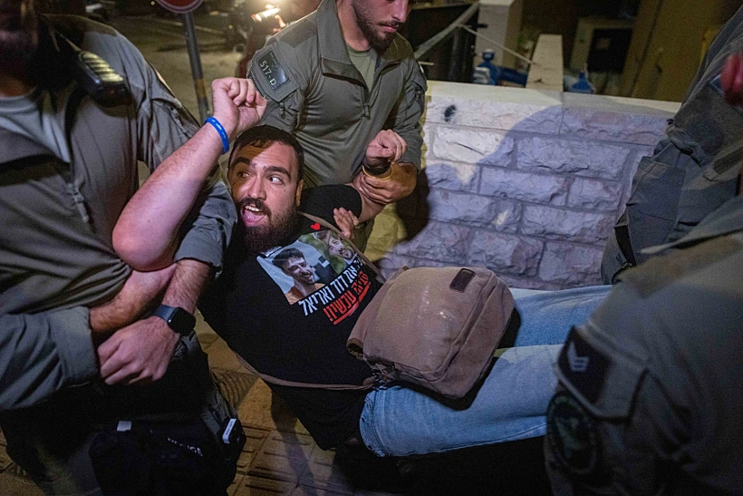 המשטרה מפנה בכוח את המפגינים מול מעון רה"מ בירושלים