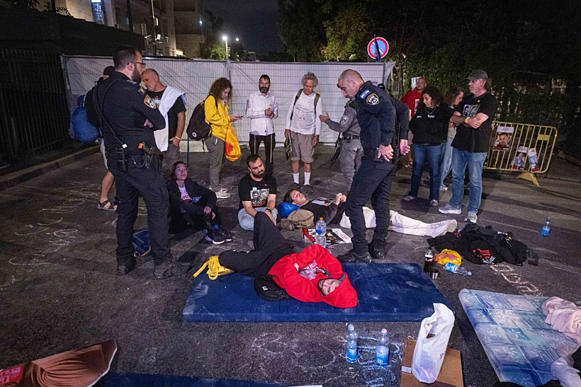 המשטרה מפנה בכוח את המפגינים מול מעון רה"מ בירושלים