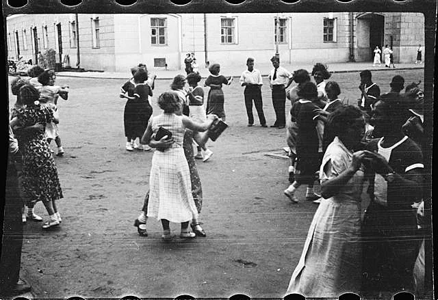 אנשים רוקדים ברחוב