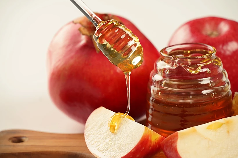 Jewish,holiday,rosh,hashana,celebration.,pomegranate,,apples,and,honey,traditional