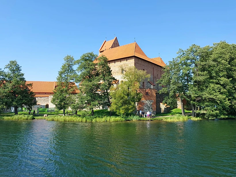 טירת האי באגם גאלבה שבליטא