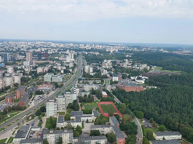 פייר, התרשמנו. הנוף מהקומה ה-67 של מגדל הטלוויזיה של וילנה