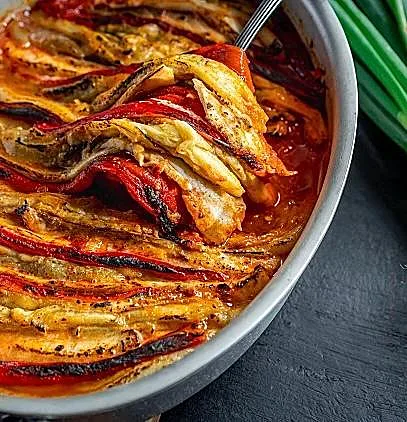 פילה דניס עם חצילים ופלפלים שרופים של יוסי שטרית