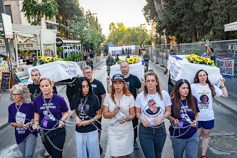 משפחות חטופים מול מעון רה"מ