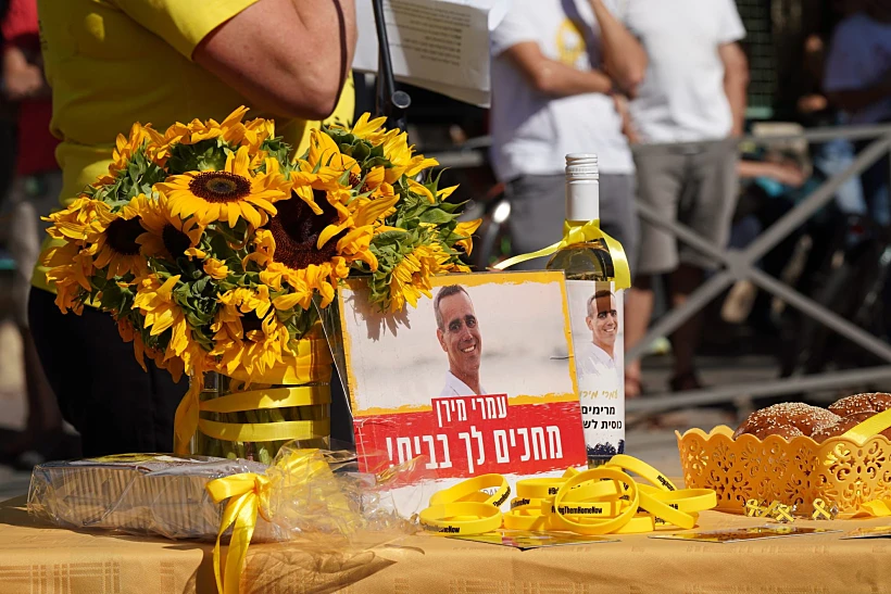 תמונתו של עמרי מירן בקבלת שבת מול מעון רה"מ