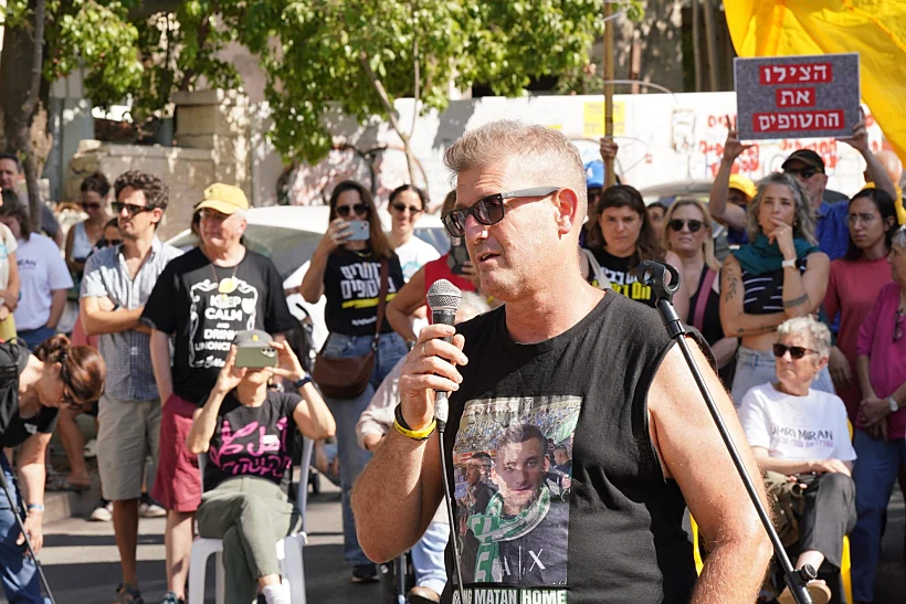 חגי אנגרסט, אביו של החייל החטוף מתן אנגרסט, בקבלת שבת מול מעון רה"מ