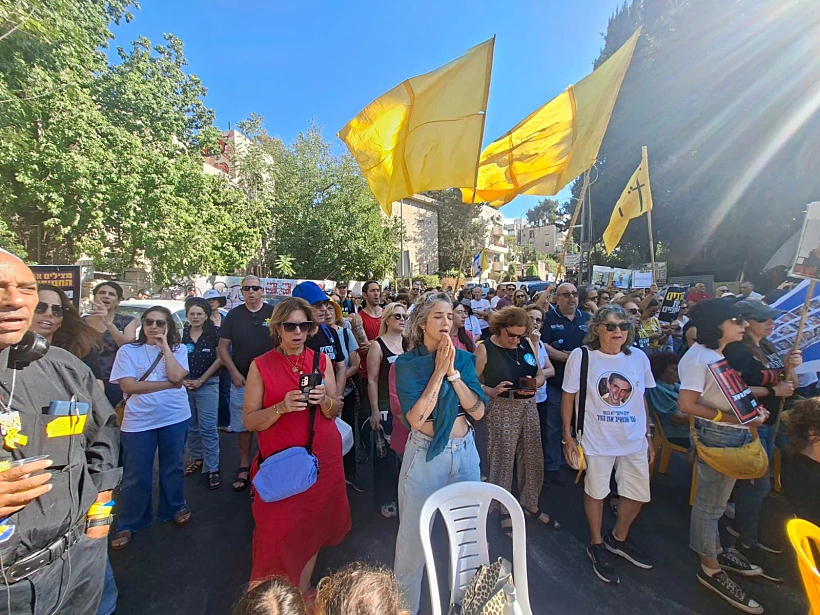 משפחות חטופים ומפגינים בקבלת שבת מול מעון רה"מ