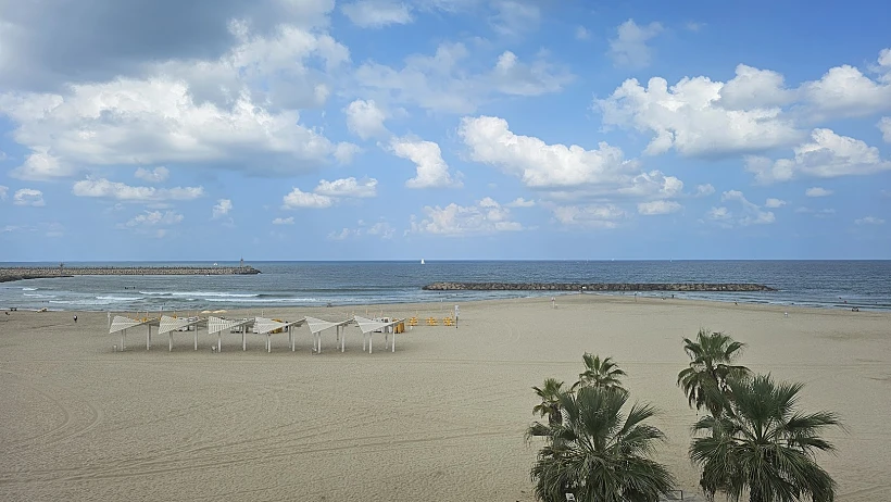 חוף הים היפה של הרצליה