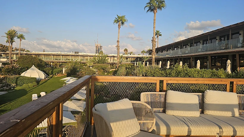 מבט אל מתחם ה-Chalet שעבר שדרוג ושיפוץ מלא - דן אכדיה ריזורט