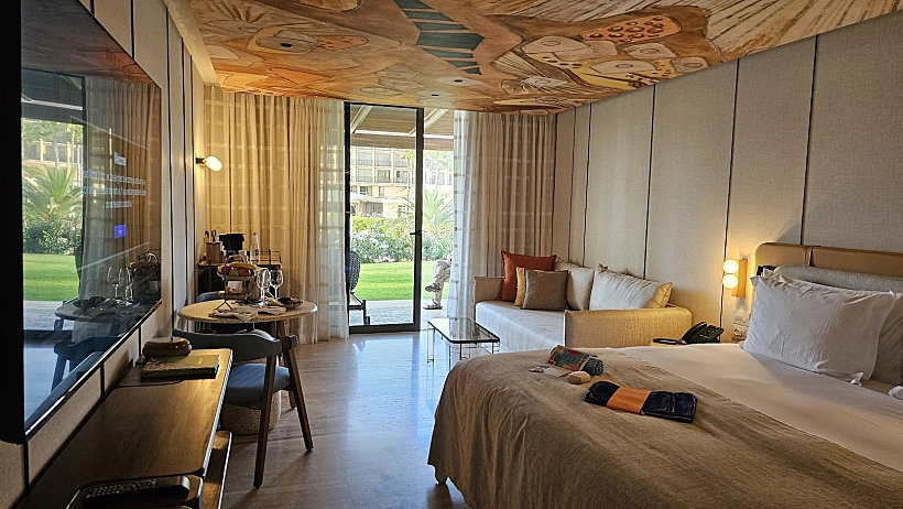 תקרה מאוירת בחדר הגן במתחם הה-Chalet בדן אכדיה ריזורט