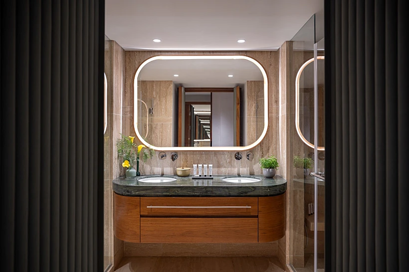 חדר רחצה בחדר הגן במתחם הה-Chalet בדן אכדיה ריזורט